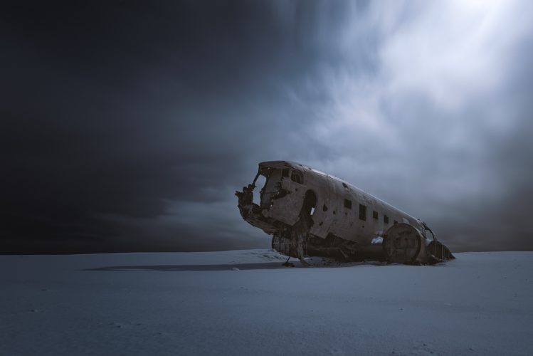 Épave d'avion échouée dans la neige de nuit, Sólheimasandur, Islande.