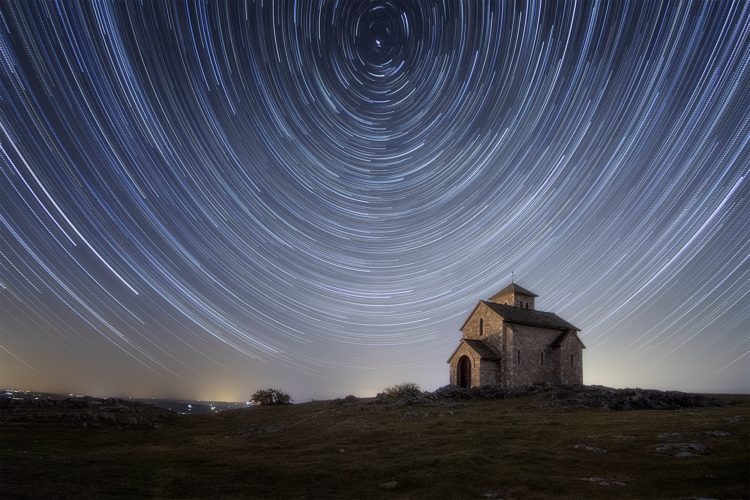Circumpolaire au-dessus de la capelette de Dourgne, Tarn, Occitanie. Circumpolaire au-dessus de la chapelle de Dourgne, Tarn, Occitanie.