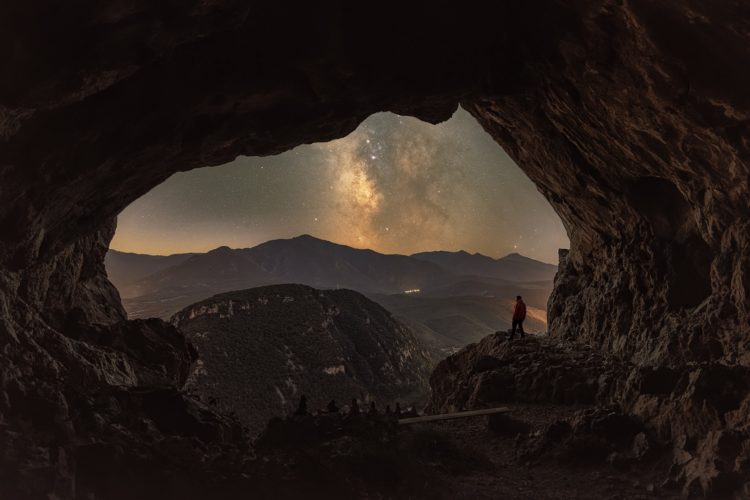 Comme à la préhistoire. Contemplation de la Voie lactée depuis une grotte, Villefranche-de-Conflent, Pyrénées-Orientales. Silhouette contemplant la Voie lactée depuis une grotte, Villefranche-de-Conflent, Pyrénées-Orientales.