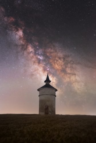 À l'ombre des étoiles. Un pigeonnier sous la Voie lactée, Tarn, Occitanie. Pigeonnier isolé sous le cœur de la Voie lactée, Tarn, Occitanie.