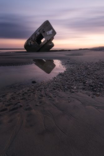 Bunker basculé sur la plage du Hourdel au lever du soleil, Somme, Hauts-de-France.
