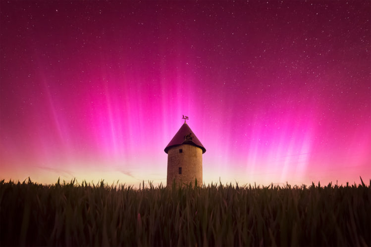 Aurore boréale rose au-dessus d'un moulin, Aisne, Hauts-de-France.