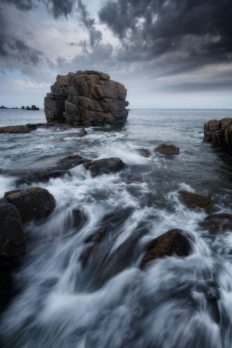 Stage photo pose longue côte de granit rose avec mouvement de l’eau au premier plan et ciel orageux en Bretagne