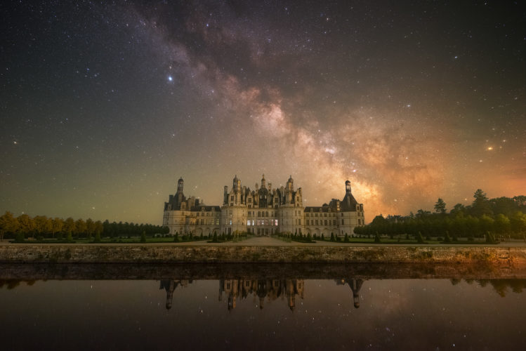 Château de Chambord sous la Voie lactée, reflété dans les douves, Loir-et-Cher, Centre-Val de Loire.