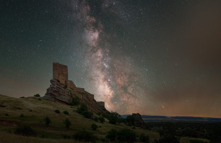 Castillo de Zafra sous la Voie lactée, veillant sur la Castille-La Manche, Guadalajara, Espagne. Château de Zafra perché sur son promontoire rocheux sous la Voie lactée, Guadalajara, Castille-La Manche, Espagne.