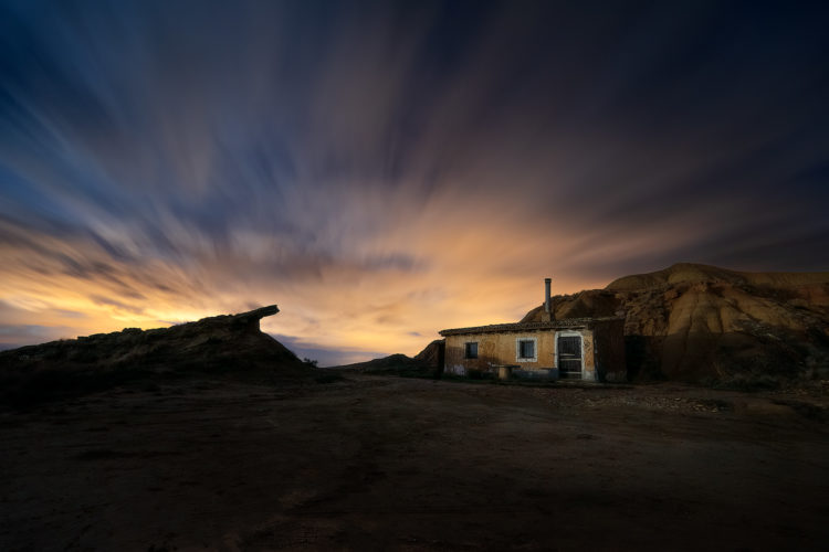 Cabane isolée illuminée dans le désert des Bardenas Reales, Navarre, Espagne.